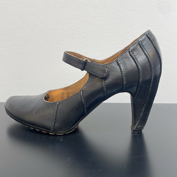Tsubo Anush Pumps heels US8.5 black leather Velcro strap Mary Jane closed toe - Picture 5 of 11